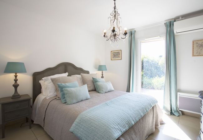 Apartment in Nice - DOMAINE DES ROSES, swimming-pool, AC, garden By Riviera Holiday Homes Apartment in Nice - DOMAINE DES ROSES, swimming-pool, AC, garden By Riviera Holiday Homes