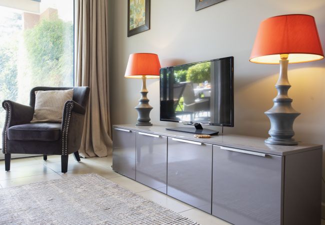 Apartment in Nice - DOMAINE DES ROSES, swimming-pool, AC, garden By Riviera Holiday Homes Apartment in Nice - DOMAINE DES ROSES, swimming-pool, AC, garden By Riviera Holiday Homes