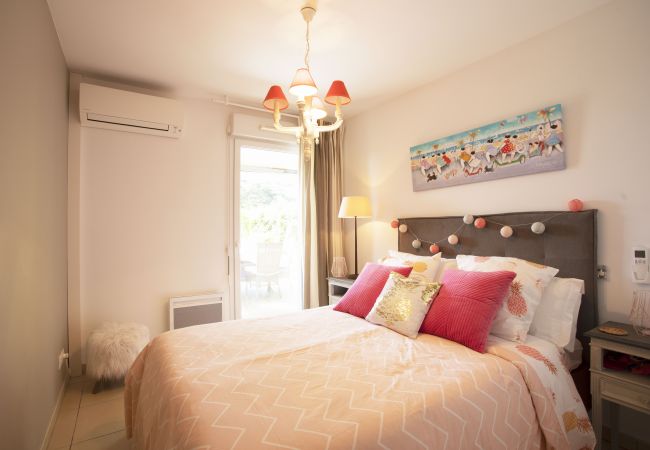 Apartment in Nice - DOMAINE DES ROSES, swimming-pool, AC, garden By Riviera Holiday Homes Apartment in Nice - DOMAINE DES ROSES, swimming-pool, AC, garden By Riviera Holiday Homes