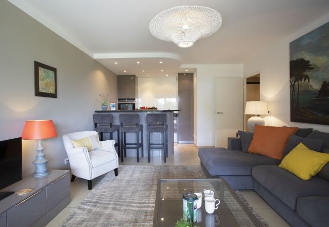 Apartment in Nice - DOMAINE DES ROSES, swimming-pool, AC, garden By Riviera Holiday Homes Apartment in Nice - DOMAINE DES ROSES, swimming-pool, AC, garden By Riviera Holiday Homes