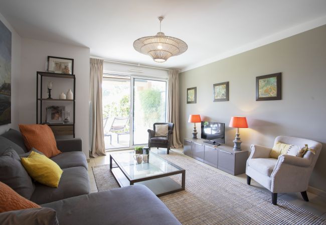 Apartment in Nice - DOMAINE DES ROSES, swimming-pool, AC, garden By Riviera Holiday Homes Apartment in Nice - DOMAINE DES ROSES, swimming-pool, AC, garden By Riviera Holiday Homes