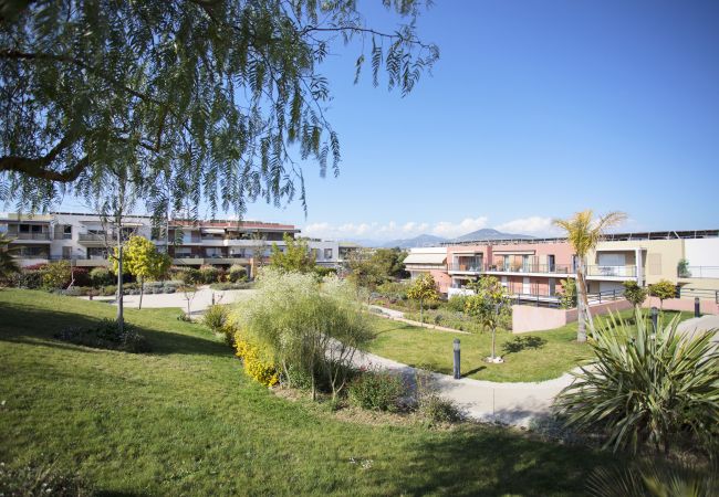 Apartment in Nice - DOMAINE DES ROSES, swimming-pool, AC, garden By Riviera Holiday Homes Apartment in Nice - DOMAINE DES ROSES, swimming-pool, AC, garden By Riviera Holiday Homes