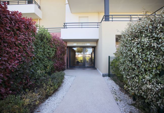 Apartment in Nice - DOMAINE DES ROSES, swimming-pool, AC, garden By Riviera Holiday Homes Apartment in Nice - DOMAINE DES ROSES, swimming-pool, AC, garden By Riviera Holiday Homes