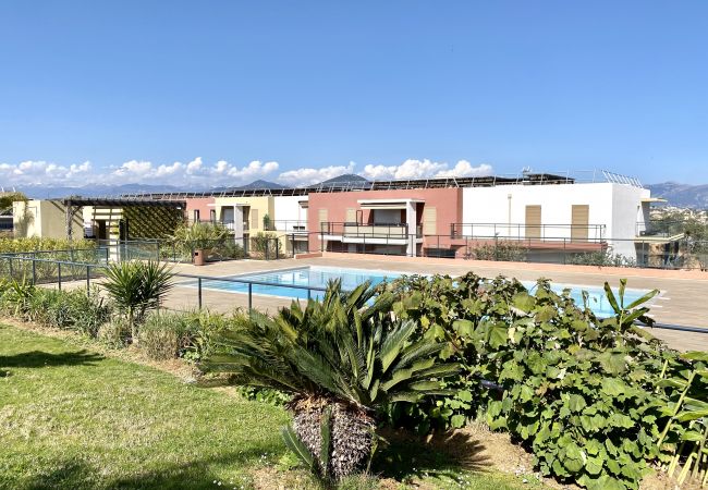 Apartment in Nice - DOMAINE DES ROSES, swimming-pool, AC, garden By Riviera Holiday Homes Apartment in Nice - DOMAINE DES ROSES, swimming-pool, AC, garden By Riviera Holiday Homes