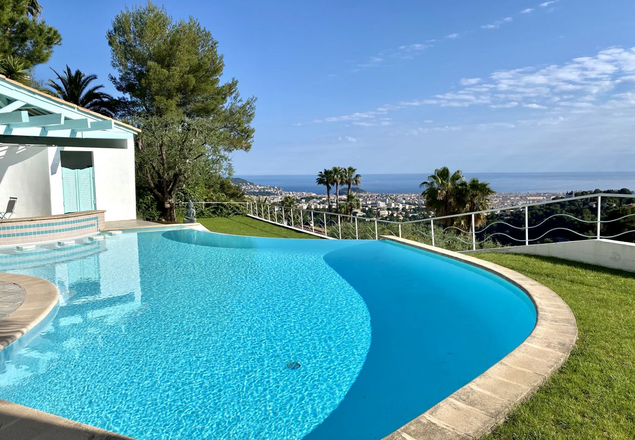 Swimming pool with sea view in Nice