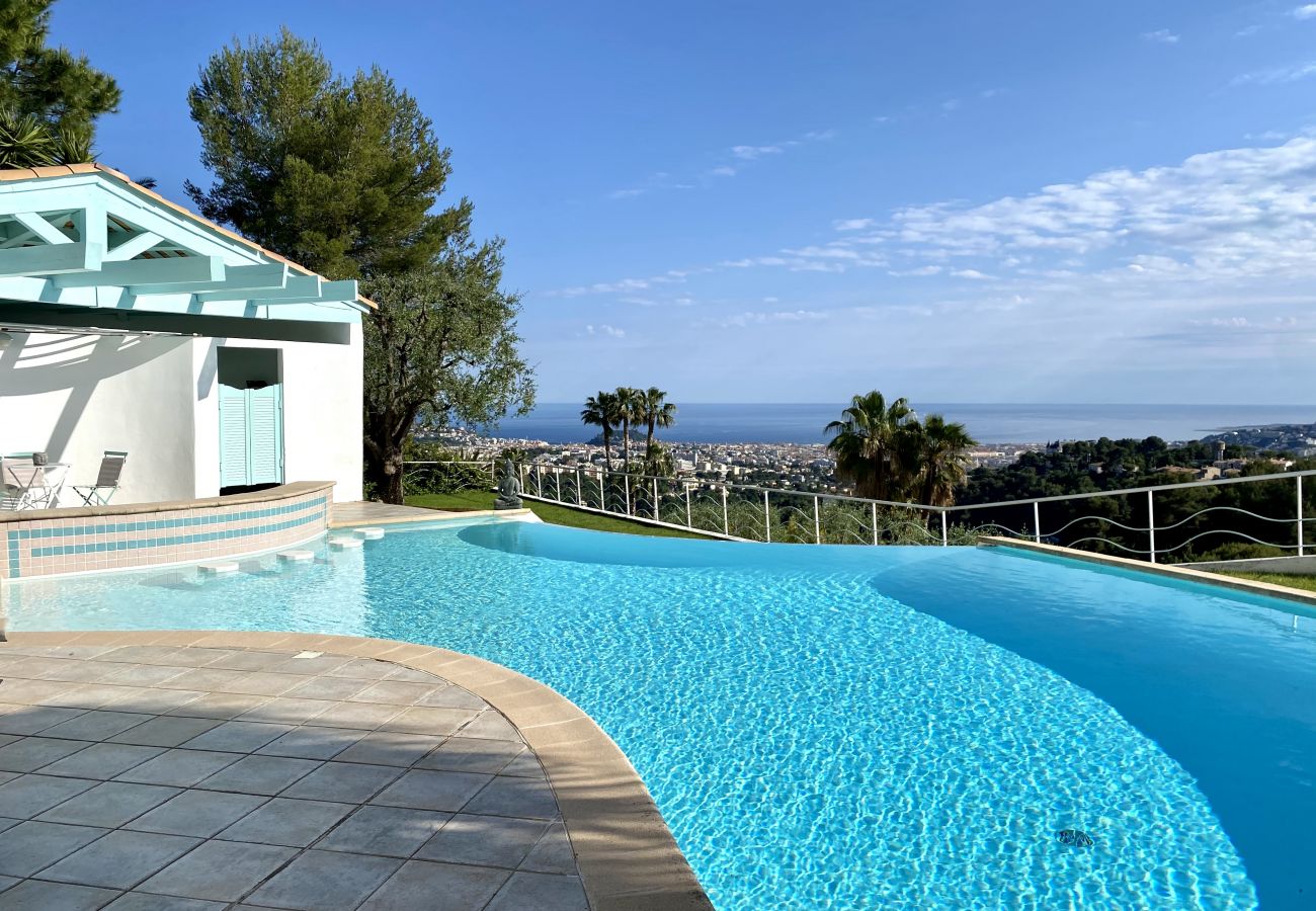 Swimming pool with magnificent view in Nice