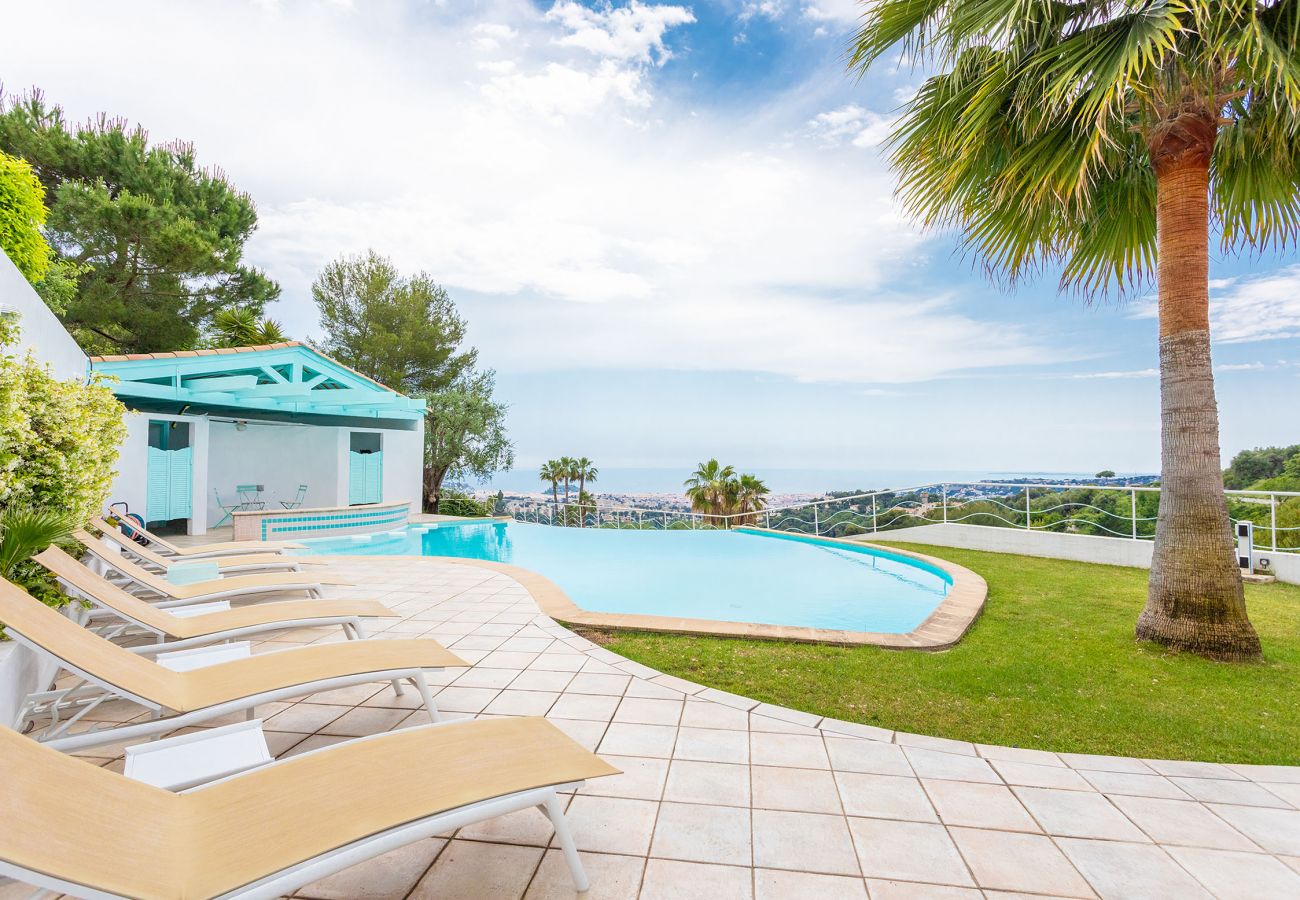 Swimming pool with panoramic sea view in Nice
