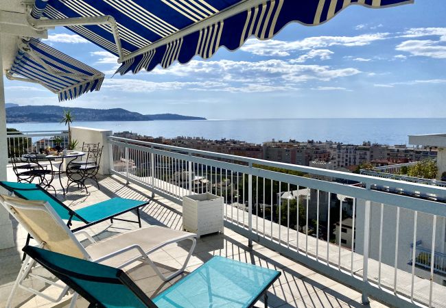 Terrace with deckchair in Nice