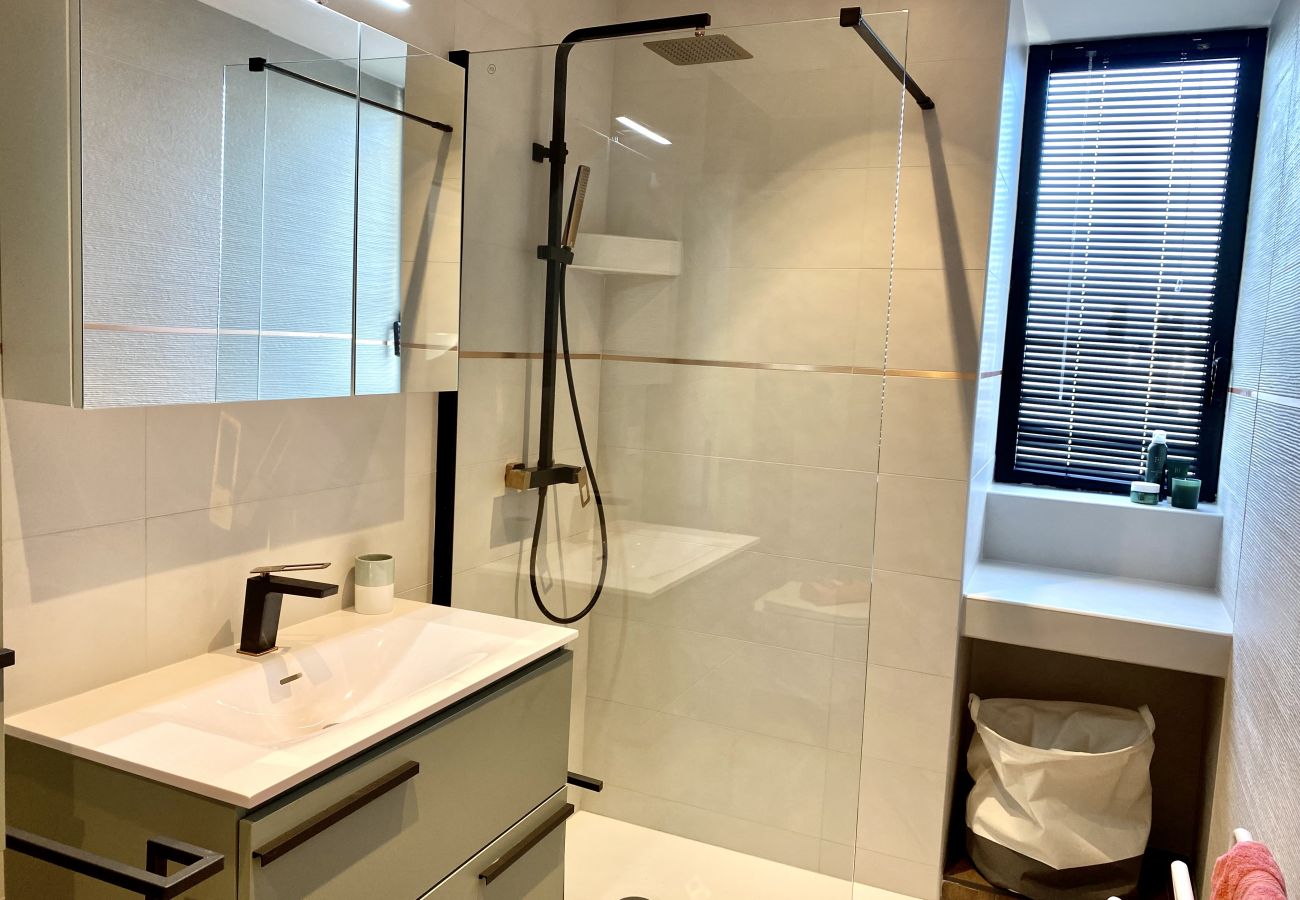 Shower room with WC