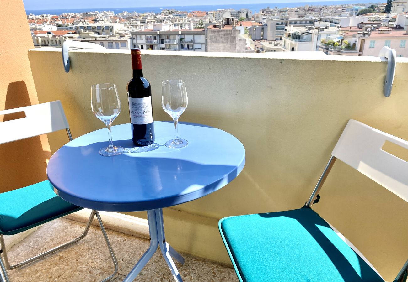 Balcony with open view in Nice