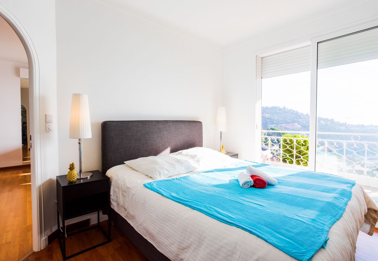 Bedroom with beautiful sea view