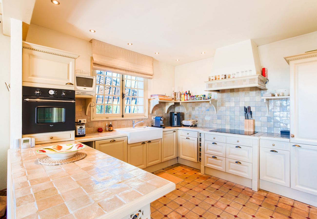 Large fitted kitchen