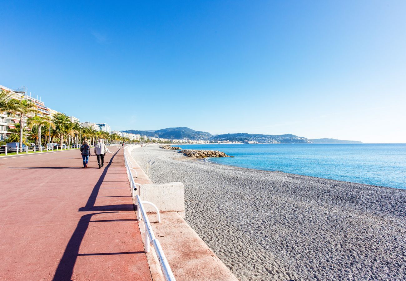 The promenade des Anglais and its beach