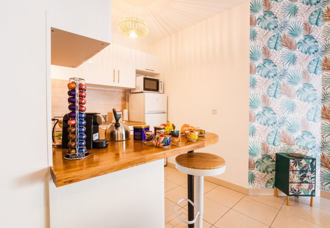 The kitchen side dining area