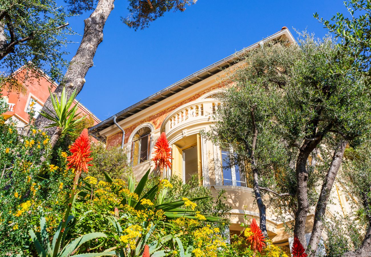 Villa with terraces and garden