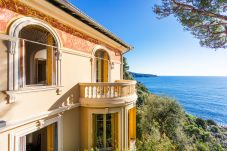 Villa con hermosa vista al mar