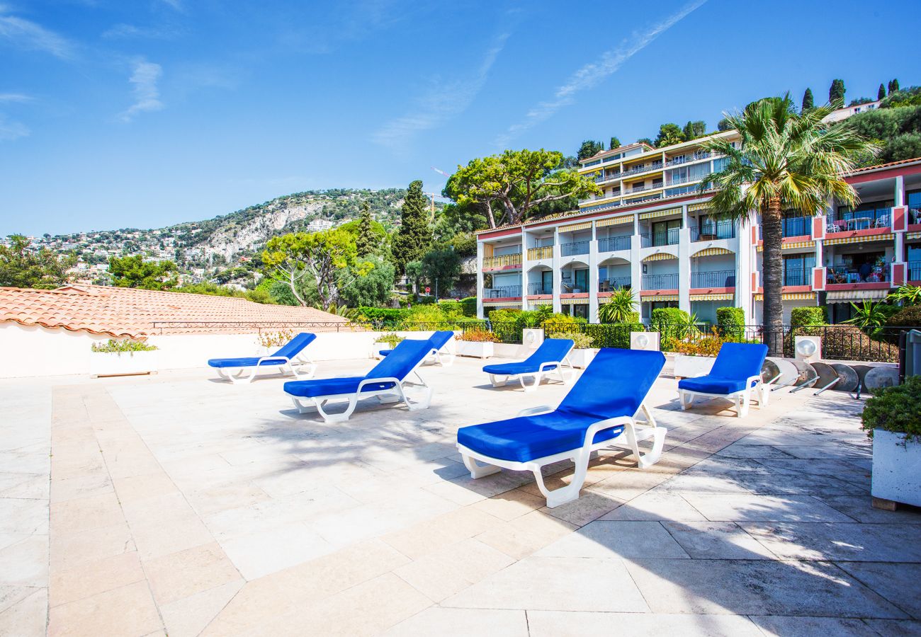 The solarium with deckchairs