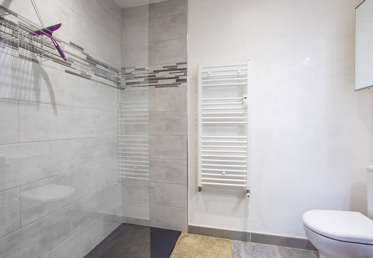 Bathroom with shower and WC