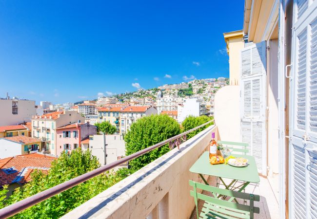 Balcony with dining area