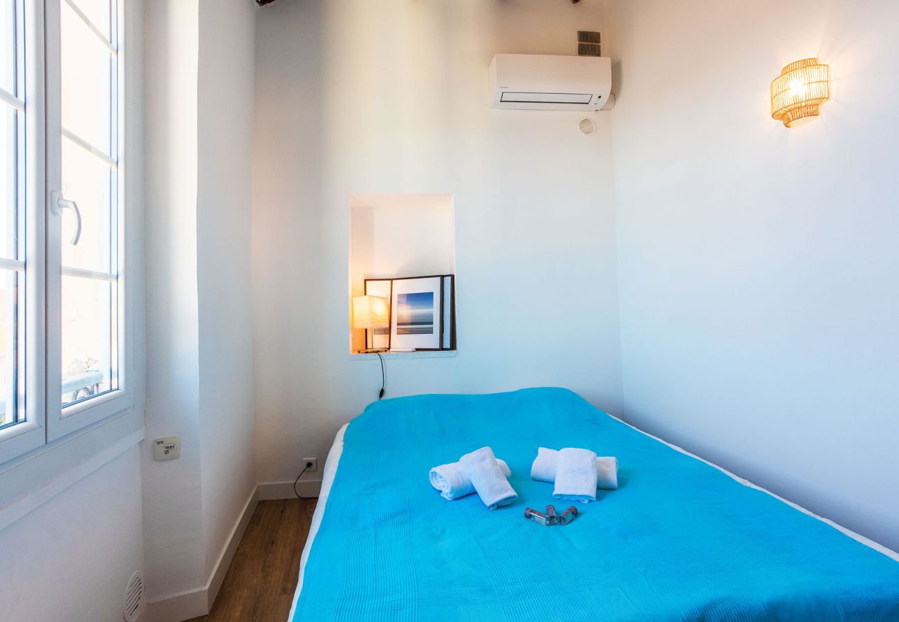 Bedroom equipped with air conditioning
