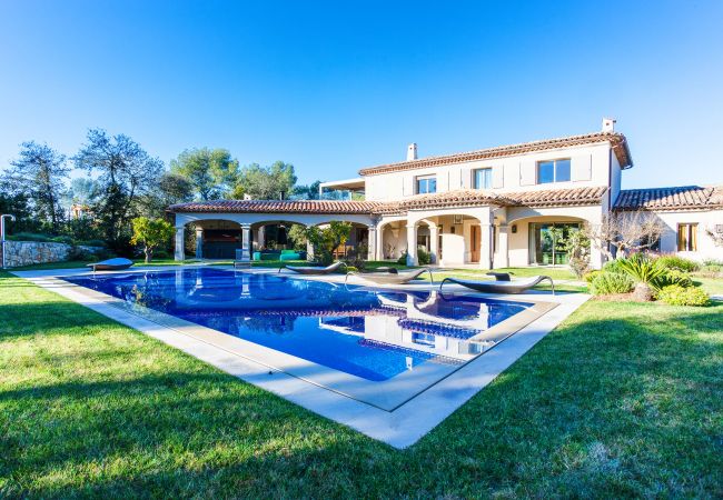 Magnifique villa avec piscine Magnificent villa with swimming pool