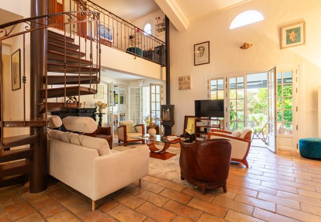 Villa in Nice - MAS DE GAIRAUT VI4395 By Riviera Holiday Homes  Villa in Nice - MAS DE GAIRAUT VI4395 By Riviera Holiday Homes