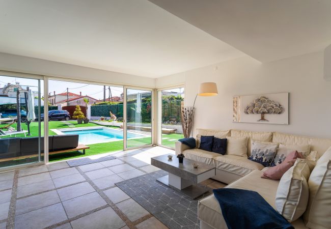 Villa in Cagnes-sur-Mer - VILLA COTE SUD VI4402 By Riviera Holiday Homes 