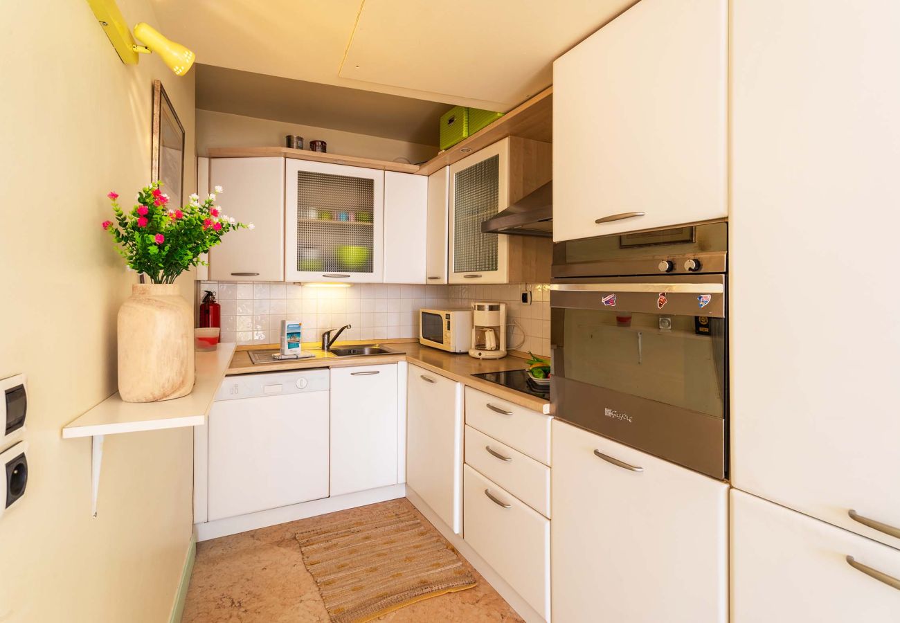 Fully equipped kitchen with oven, microwave, and dishwasher. Comfort and practicality guaranteed.