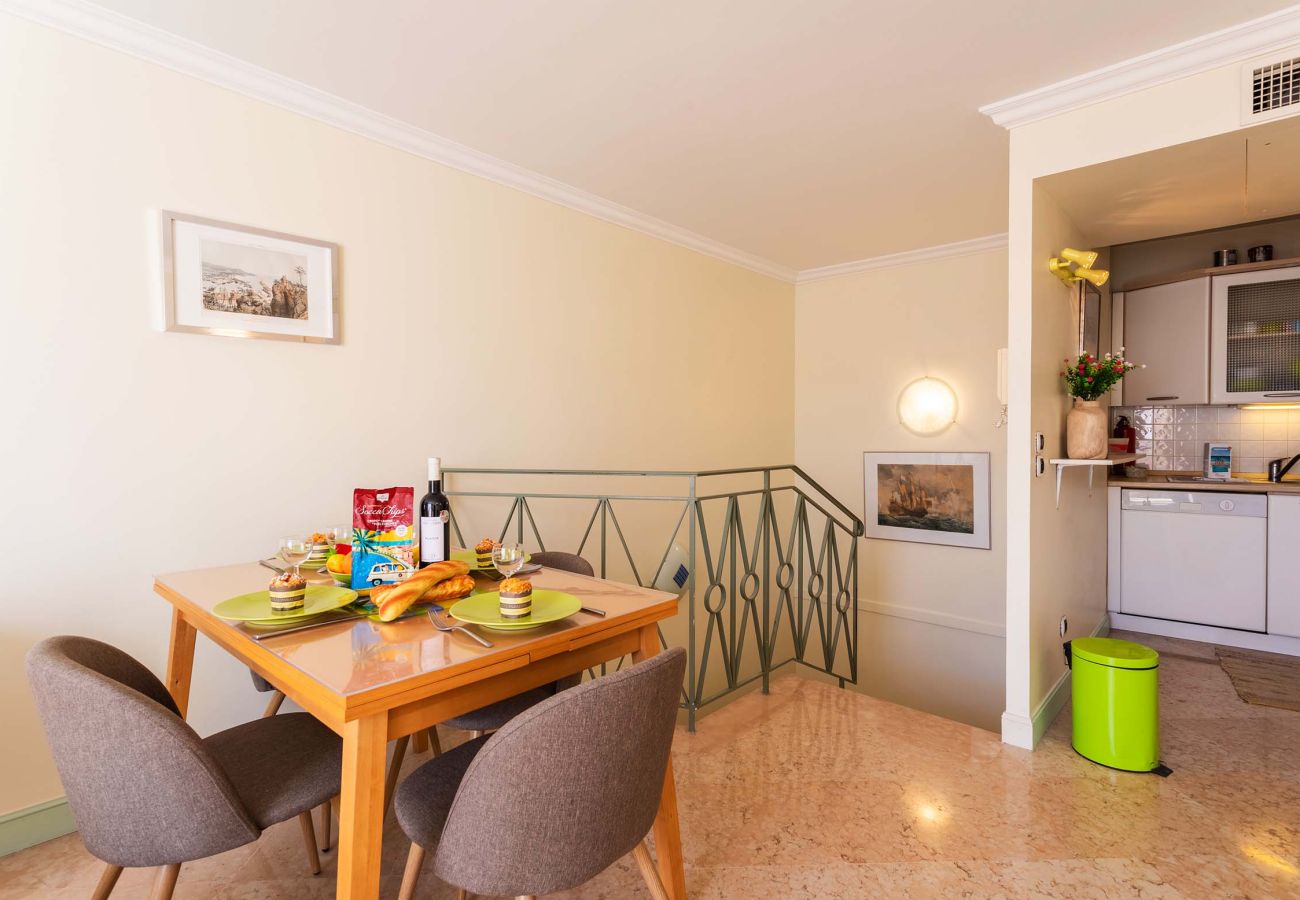 Elegant dining area with a well-set table. Perfect for convivial moments in a bright and refined atmosphere.