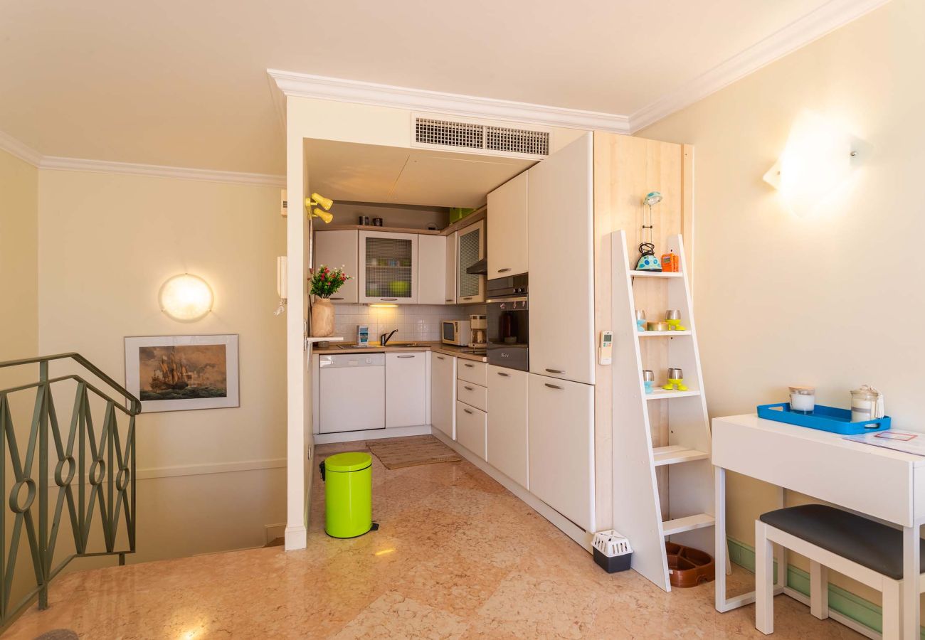 Bright and functional kitchen, thoughtfully equipped. Perfect for preparing meals in a modern and practical space.
