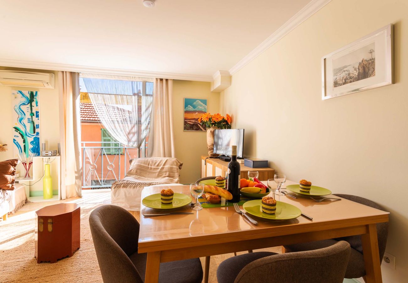 Bright dining area with tasteful decor. A welcoming space to enjoy unforgettable meals.