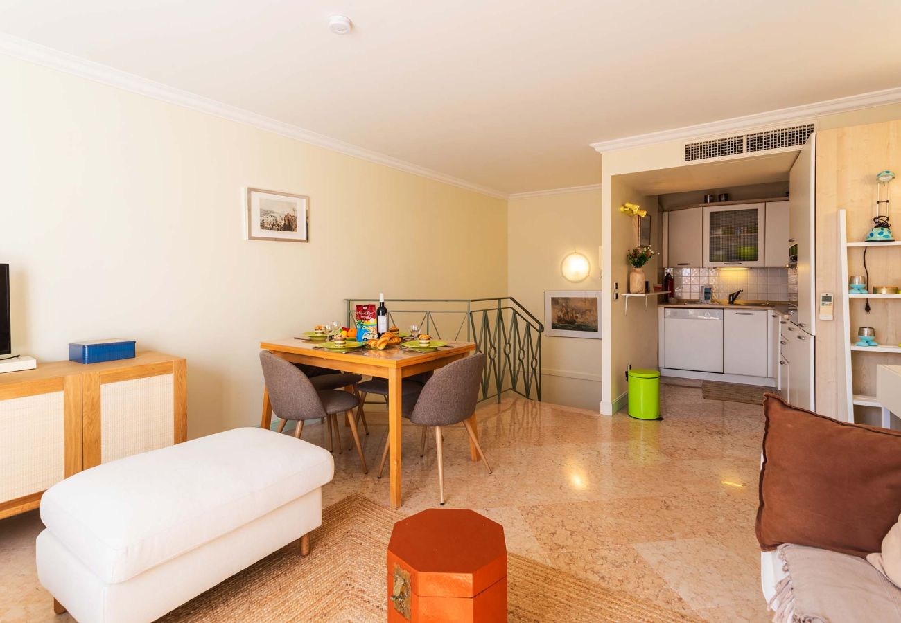 Bright dining area and functional open kitchen. A warm space for memorable meals.