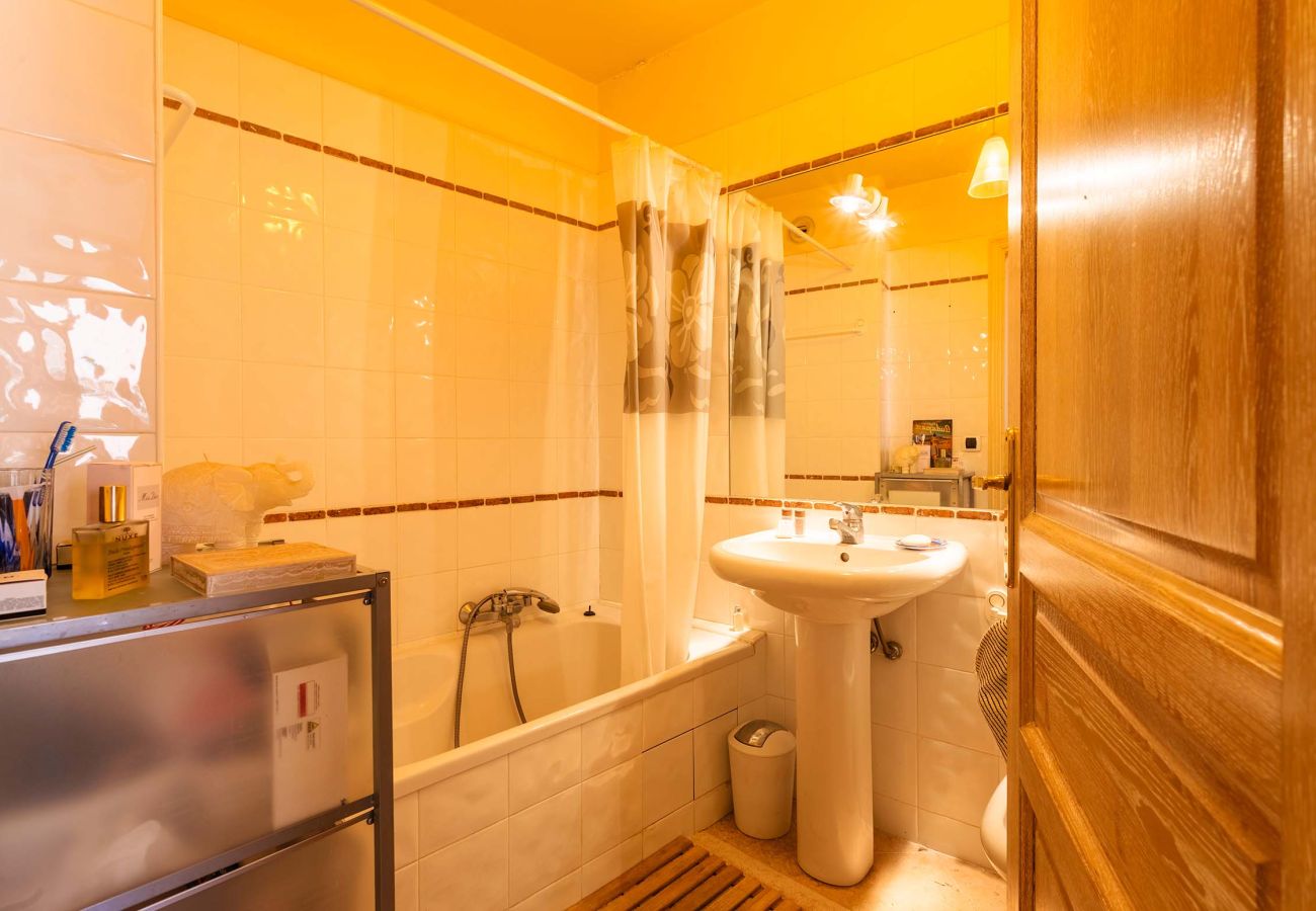 Functional bathroom with a bathtub, practical storage, and sleek design. A space designed for your comfort.