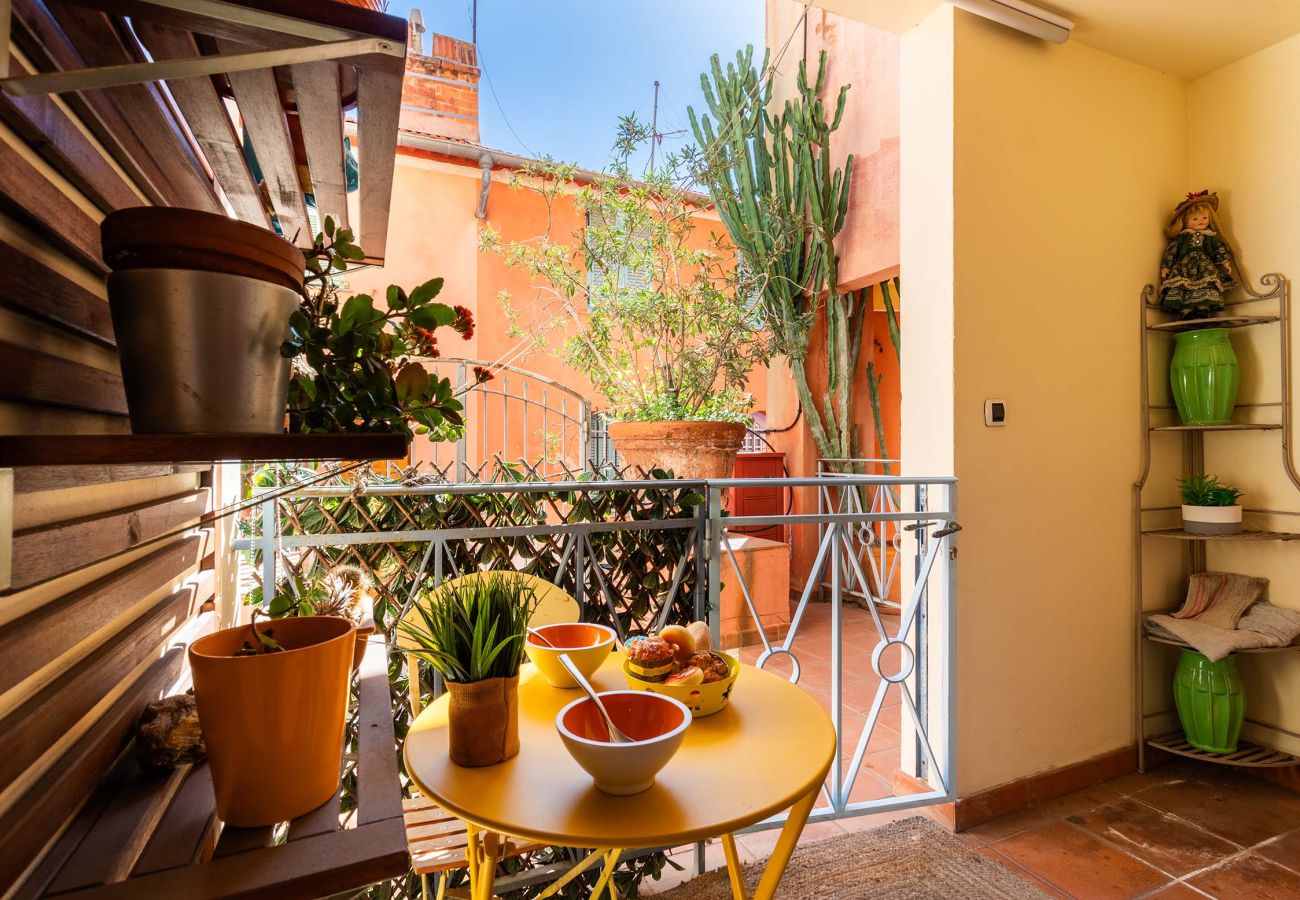 Bright entryway with tasteful decor. A warm atmosphere enhanced by plants and elegant decorative touches.