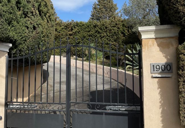 Villa in Vence - VILLA LA LOUBIANE VI4428 By Riviera Holiday Homes Villa in Vence - VILLA LA LOUBIANE VI4428 By Riviera Holiday Homes