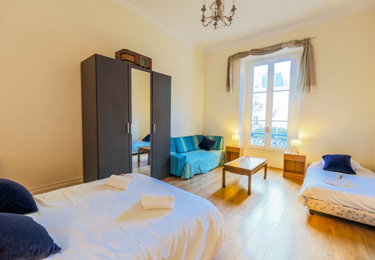 Belle chambre à coucher pour 4 personnes