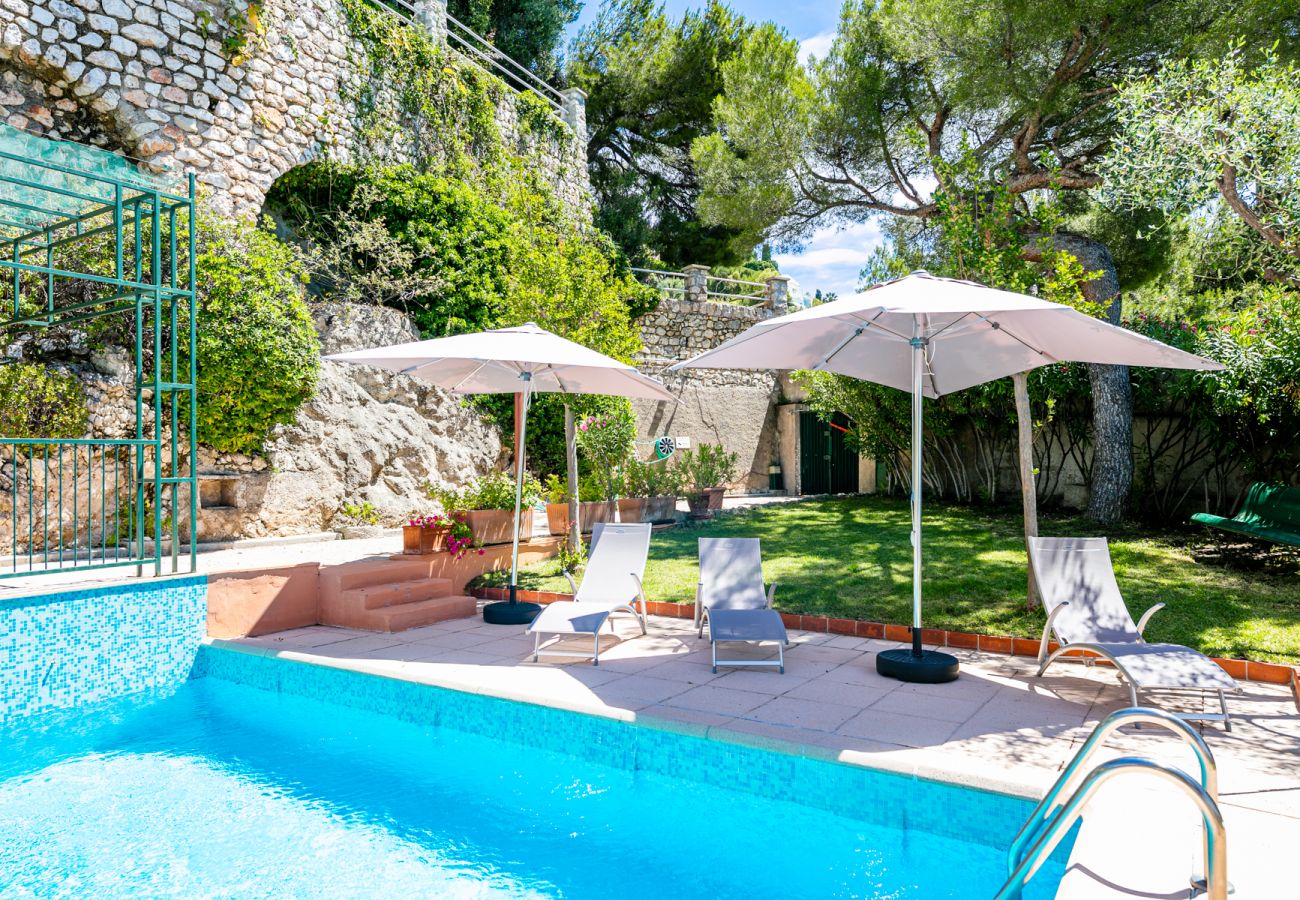 Belle piscine avec jardin et vue mer