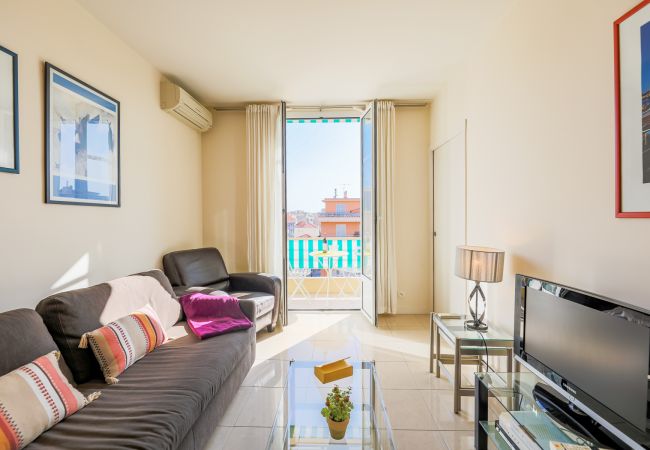 Appartement à Nice -  VILLA DUBOUCHAGE,  Proche du centre  by RIVIERA HOLIDAY HOMES  Appartement à Nice -  VILLA DUBOUCHAGE,  Proche du centre  by RIVIERA HOLIDAY HOMES