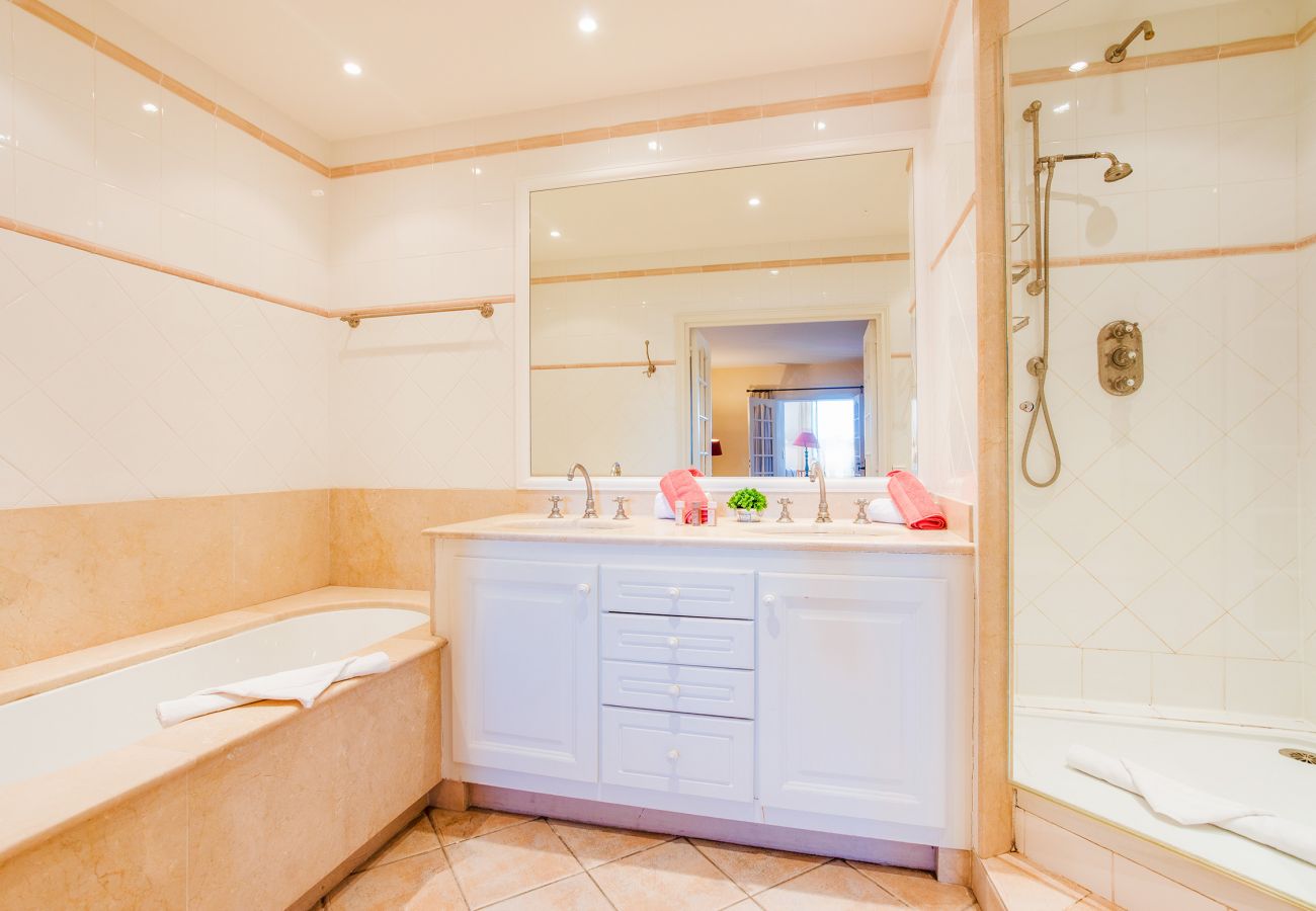 Salle de bain avec douche , wc et baignoire