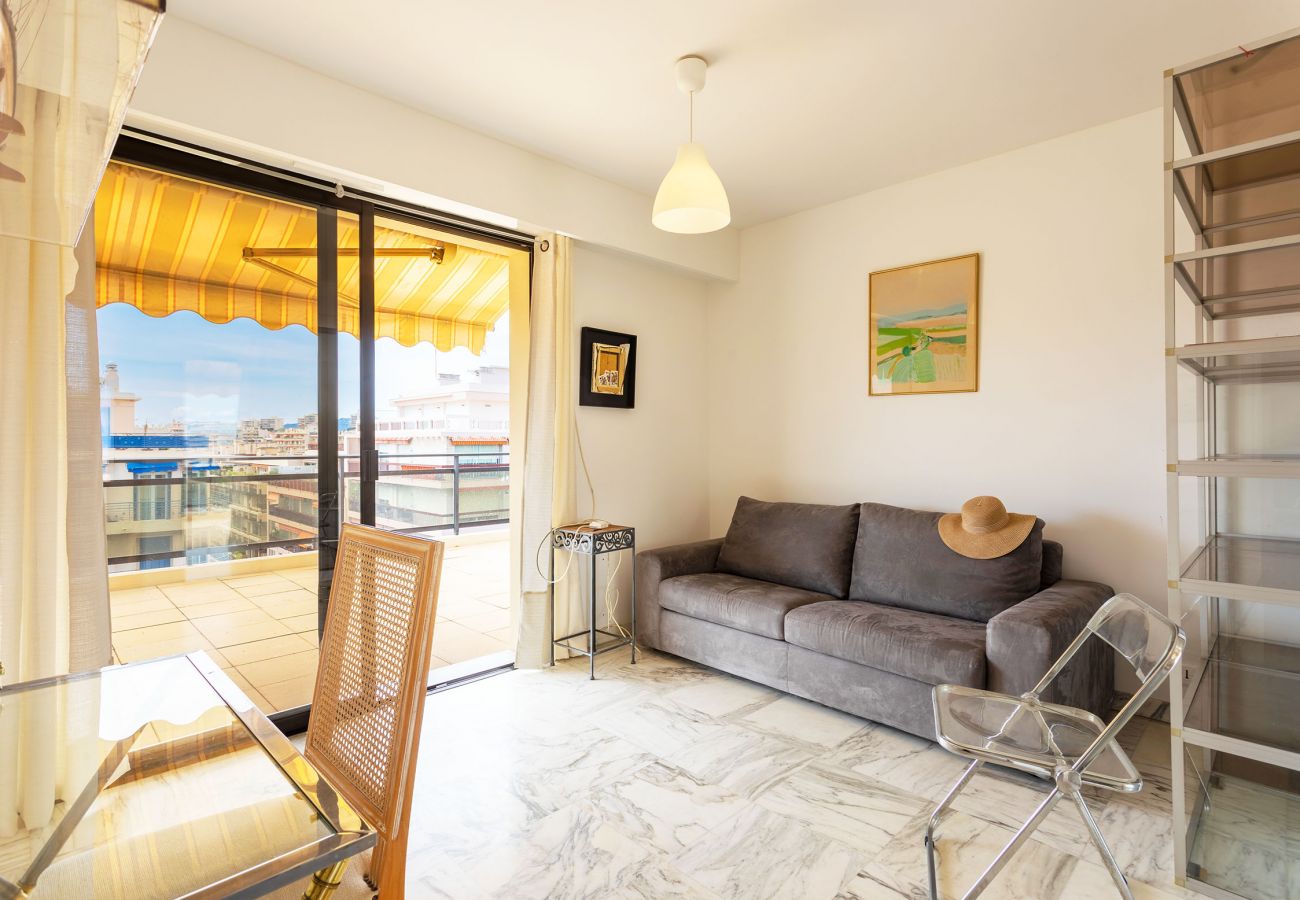 Appartement à Antibes -  VIEIL ANTIBES VISTA, Bel Appartement, terrasse vue mer  by RIVIERA HOLIDAY HOMES 