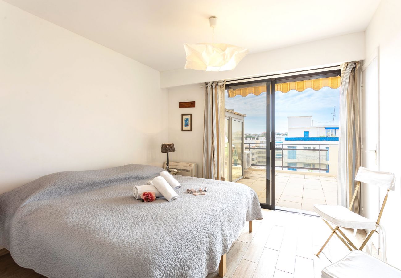 Appartement à Antibes -  VIEIL ANTIBES VISTA, Bel Appartement, terrasse vue mer  by RIVIERA HOLIDAY HOMES 