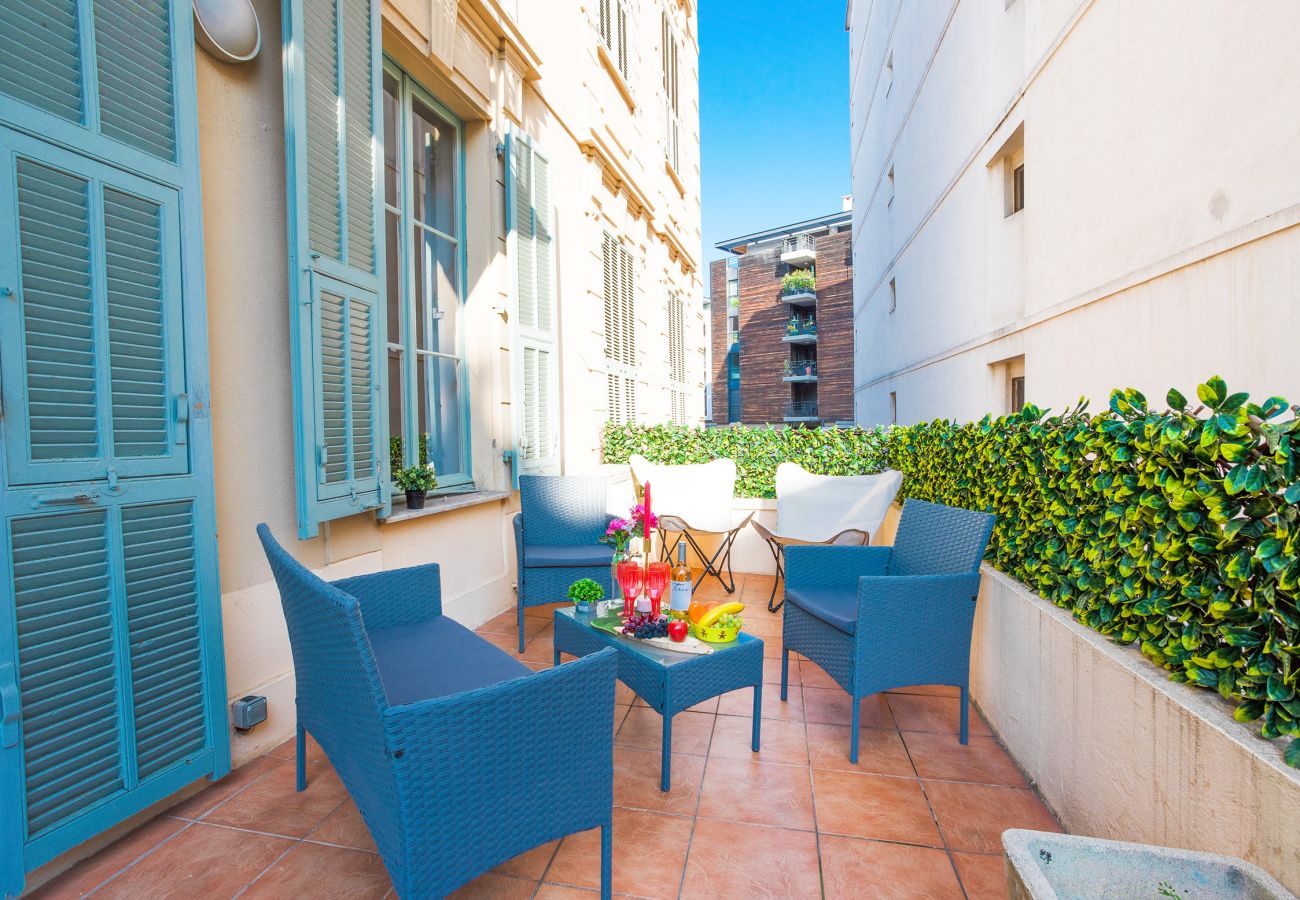 TERRASSE SPACIEUSE AVEC SALON DE JARDIN