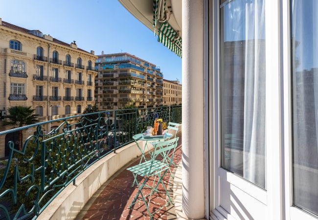 Appartement à Nice -  METROPOLE, Appartement avec balcon, centre ville by RIVIERA HOLIDAY HOMES  Appartement à Nice -  METROPOLE, Appartement avec balcon, centre ville by RIVIERA HOLIDAY HOMES