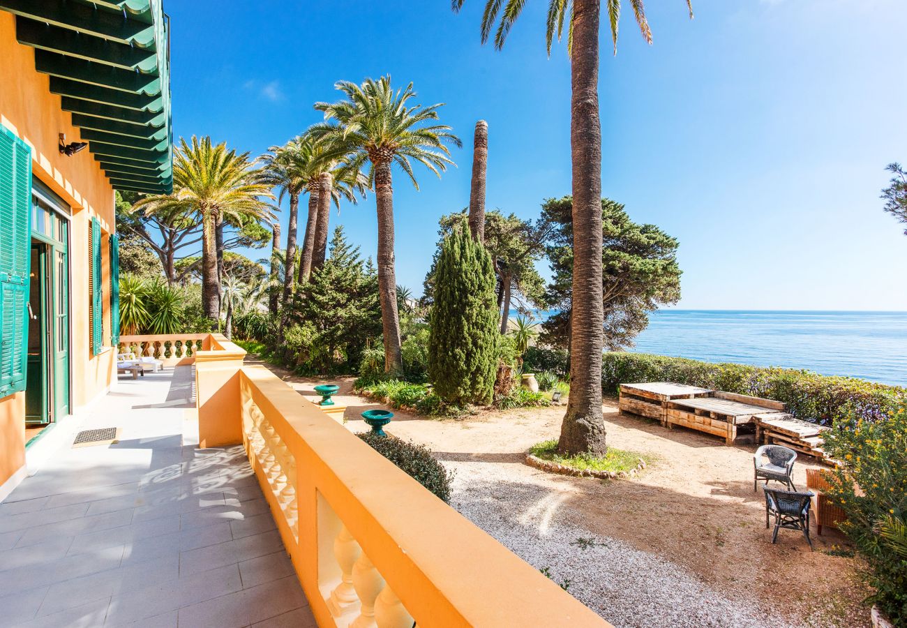 Villa à Cap-d´Ail -  VILLA ROC FLEURY , Belle villa avec terrasse, vue mer, proche parc by RIVIERA HOLIDAY HOMES 