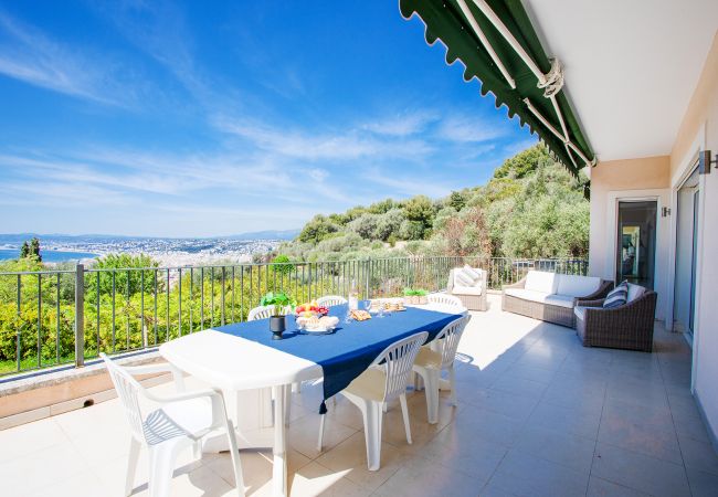 Villa à Nice -  VINAIGRIER HILLS, Grande Villa avec terrasse, piscine une belle vue mer by RIVIERA HOLIDAY HOMES  Villa à Nice -  VINAIGRIER HILLS, Grande Villa avec terrasse, piscine une belle vue mer by RIVIERA HOLIDAY HOMES