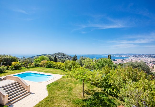 Villa à Nice -  VINAIGRIER HILLS, Grande Villa avec terrasse, piscine une belle vue mer by RIVIERA HOLIDAY HOMES  Villa à Nice -  VINAIGRIER HILLS, Grande Villa avec terrasse, piscine une belle vue mer by RIVIERA HOLIDAY HOMES