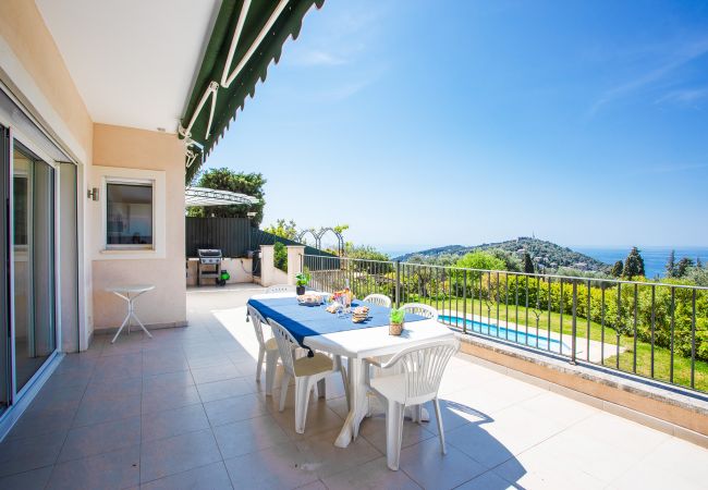 Villa à Nice -  VINAIGRIER HILLS, Grande Villa avec terrasse, piscine une belle vue mer by RIVIERA HOLIDAY HOMES 