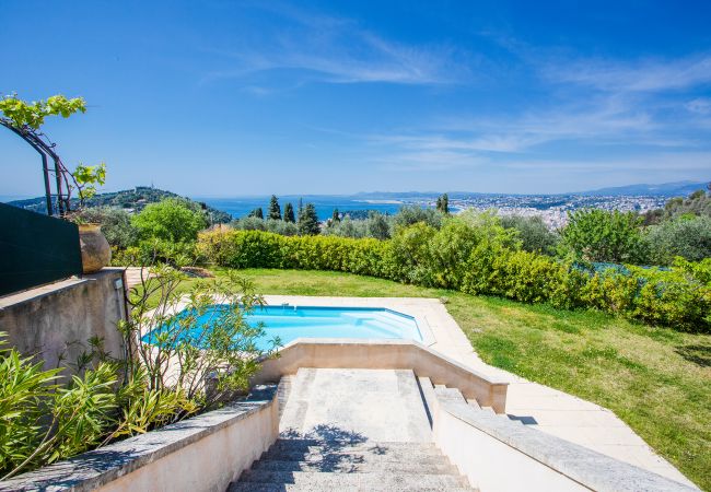 Villa à Nice -  VINAIGRIER HILLS, Grande Villa avec terrasse, piscine une belle vue mer by RIVIERA HOLIDAY HOMES  Villa à Nice -  VINAIGRIER HILLS, Grande Villa avec terrasse, piscine une belle vue mer by RIVIERA HOLIDAY HOMES