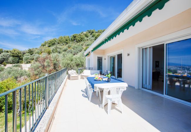 Villa à Nice -  VINAIGRIER HILLS, Grande Villa avec terrasse, piscine une belle vue mer by RIVIERA HOLIDAY HOMES  Villa à Nice -  VINAIGRIER HILLS, Grande Villa avec terrasse, piscine une belle vue mer by RIVIERA HOLIDAY HOMES