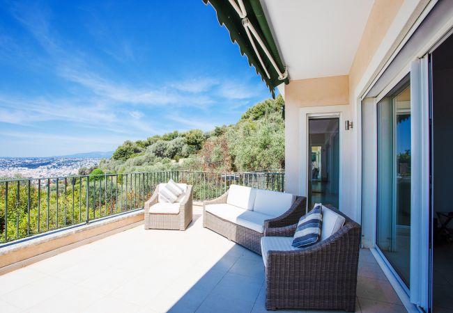 Villa à Nice -  VINAIGRIER HILLS, Grande Villa avec terrasse, piscine une belle vue mer by RIVIERA HOLIDAY HOMES  Villa à Nice -  VINAIGRIER HILLS, Grande Villa avec terrasse, piscine une belle vue mer by RIVIERA HOLIDAY HOMES